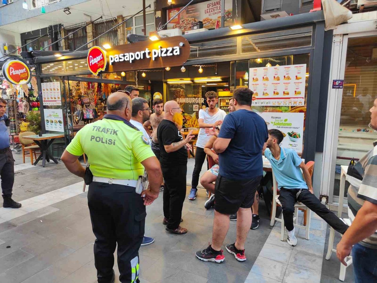 Trafiğe kapalı alana motorlarıyla giren grup ile esnaf arasında kavga: 2 yaralı