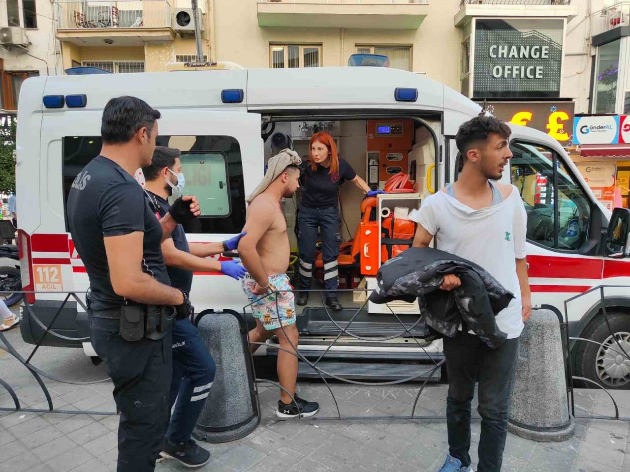 Trafiğe kapalı alana motorlarıyla giren grup ile esnaf arasında kavga: 2 yaralı