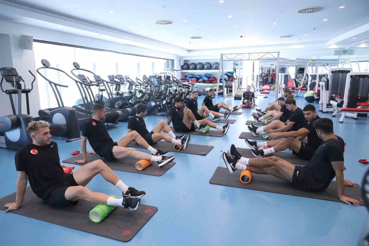 A Milli Takım, çalışmalarına salonda başladı