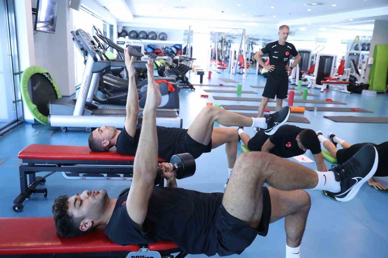 A Milli Takım, çalışmalarına salonda başladı