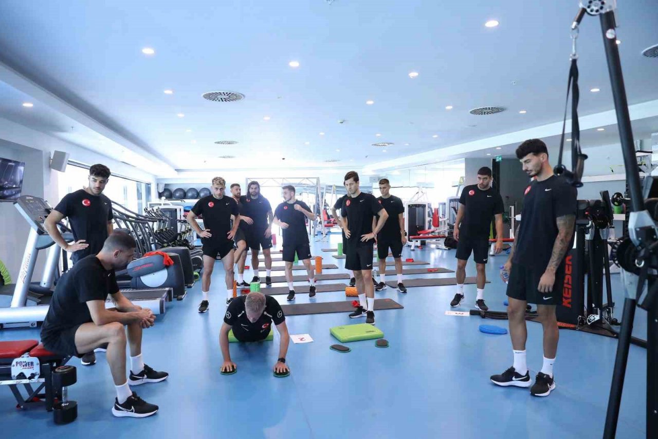 A Milli Takım, çalışmalarına salonda başladı