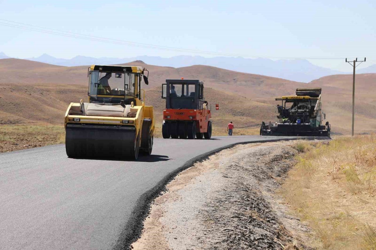 Van’daki grup mahalle yollarında asfalt çalışması