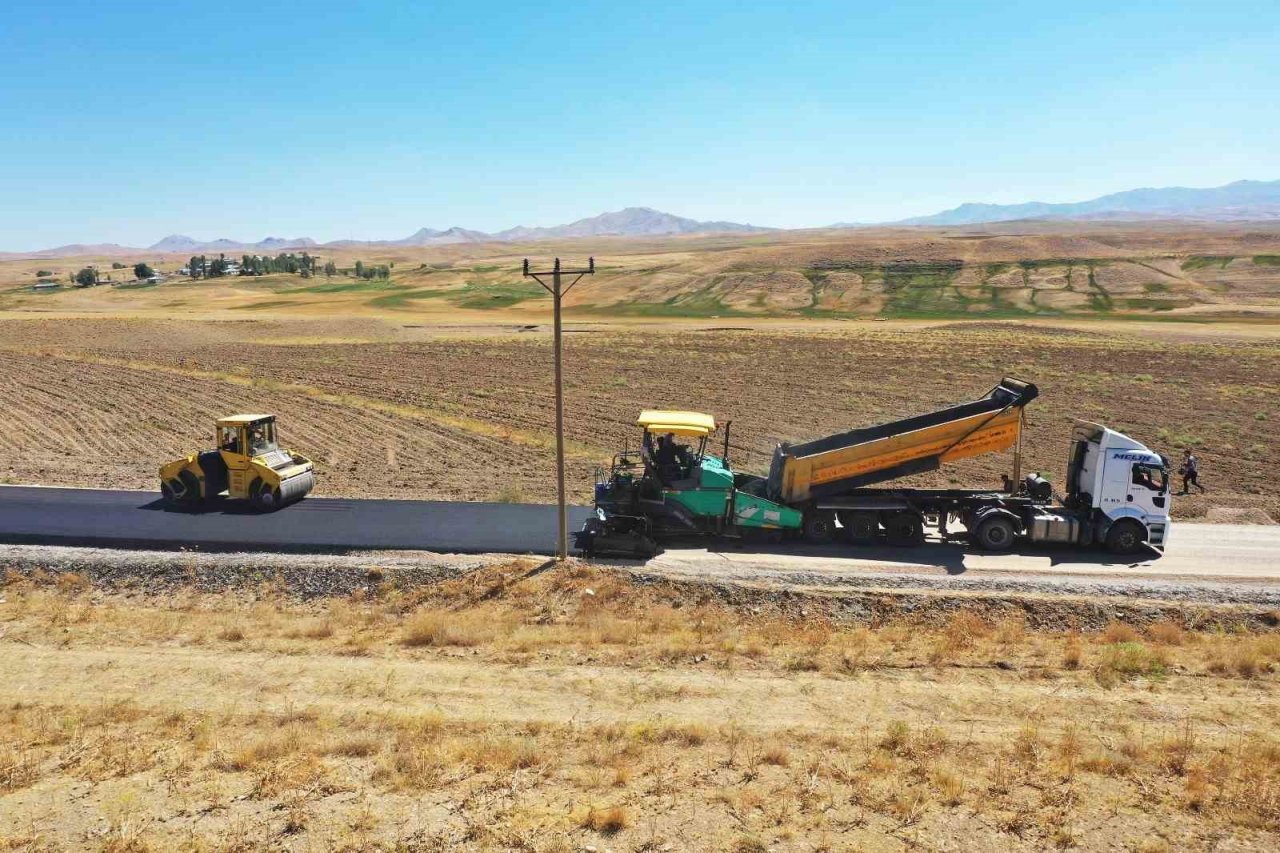 Van’daki grup mahalle yollarında asfalt çalışması