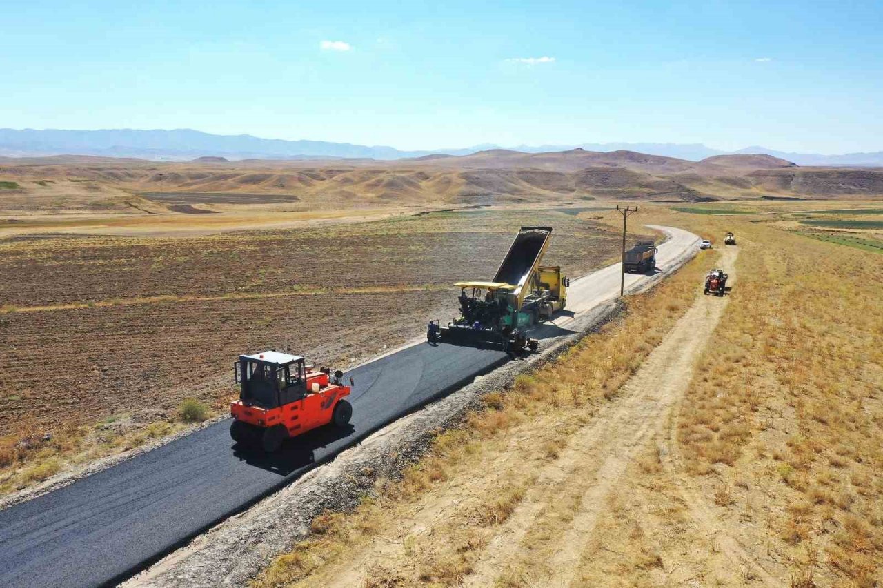 Van’daki grup mahalle yollarında asfalt çalışması