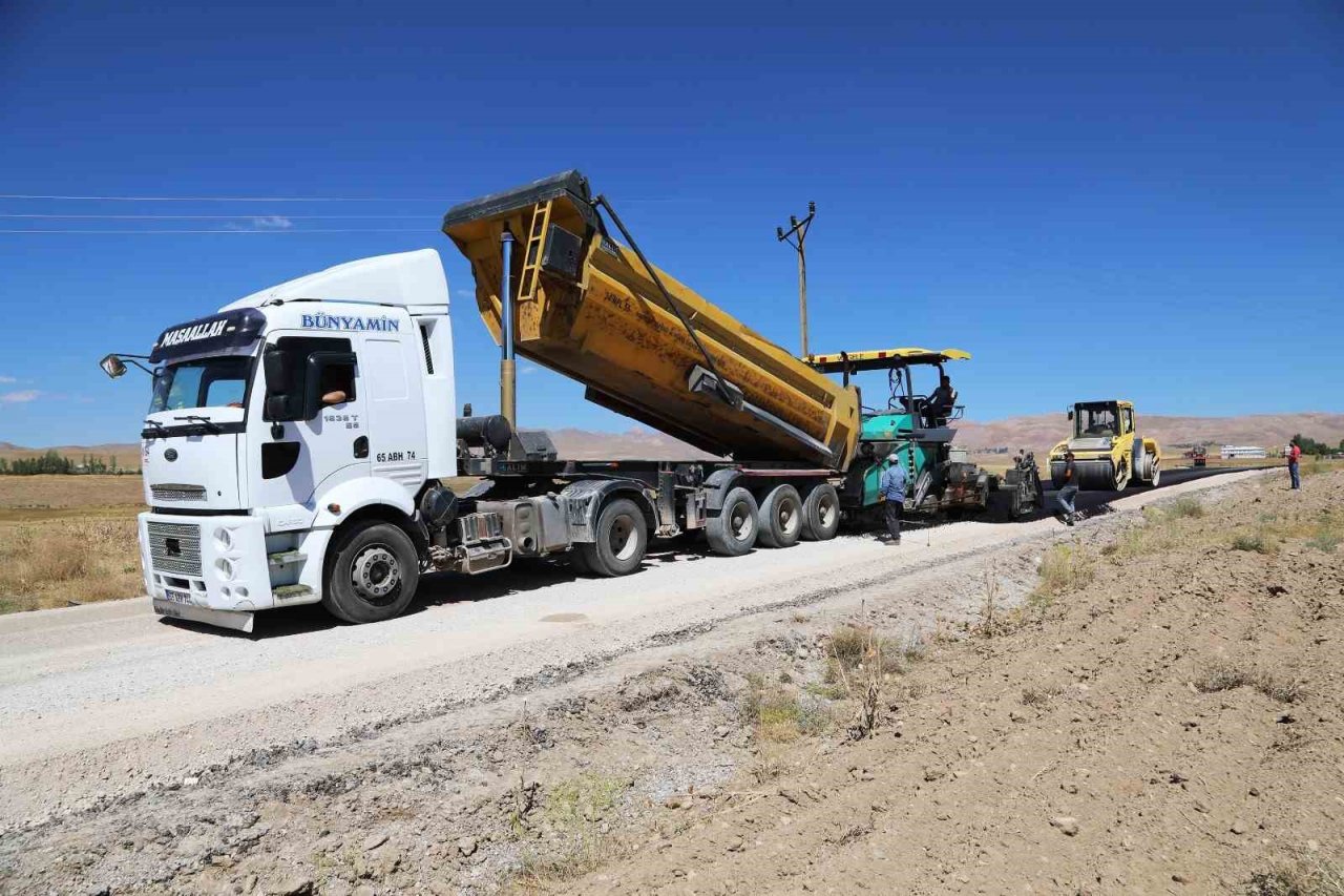 Van’daki grup mahalle yollarında asfalt çalışması