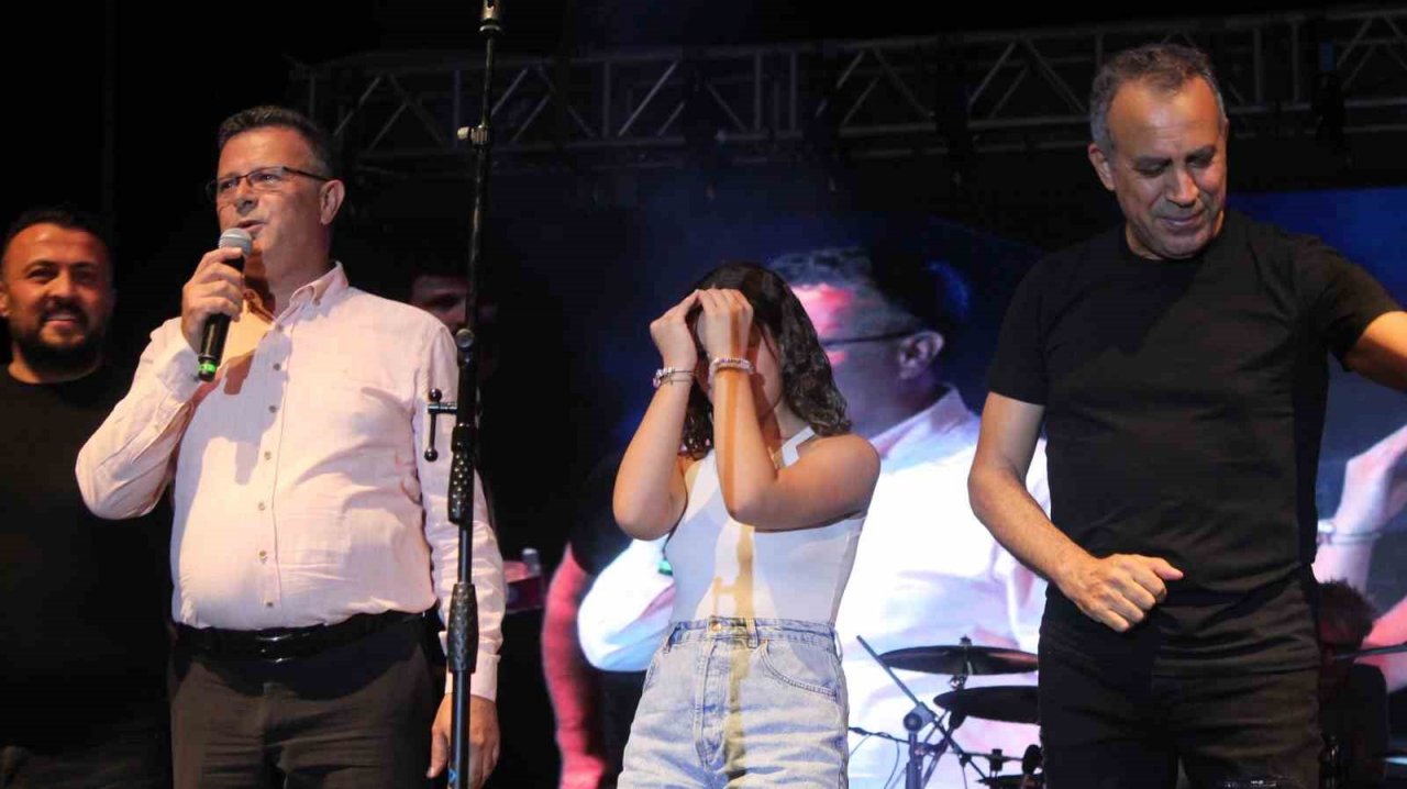 Bağda çalışıp üzüm için koştular