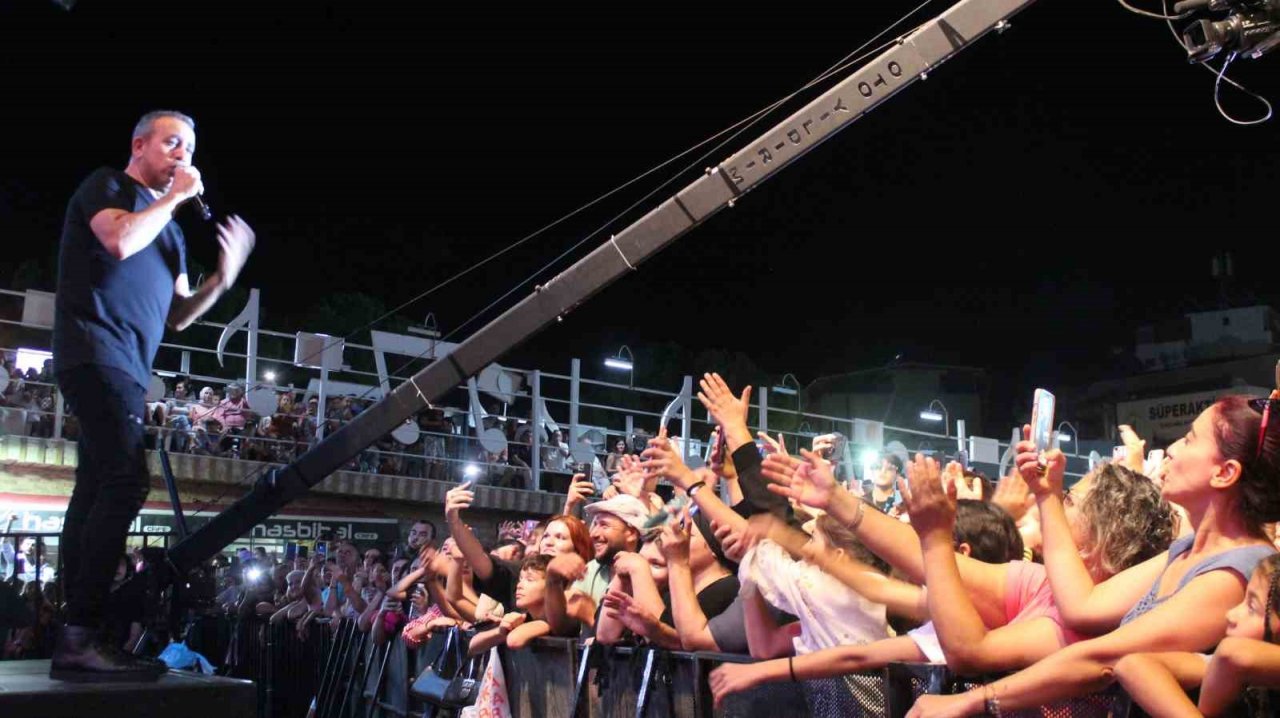 Bağda çalışıp üzüm için koştular