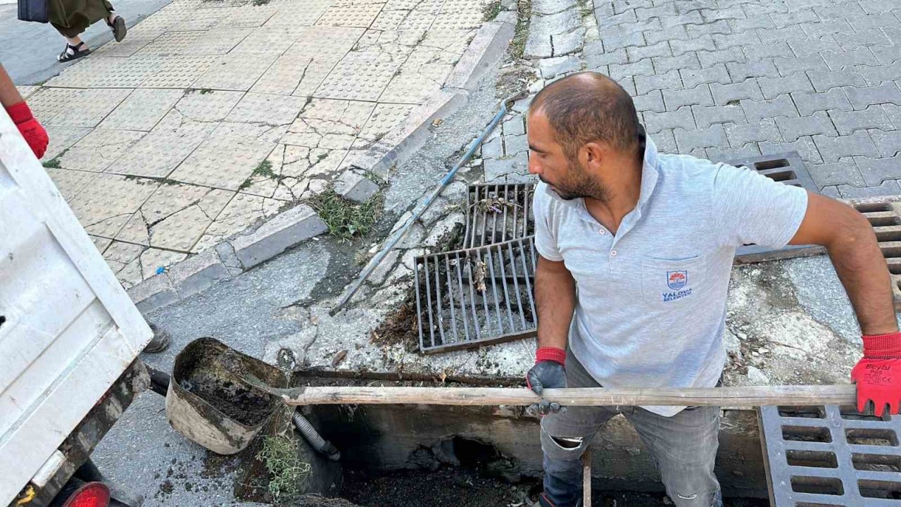 Yalova Belediyesi’nden mazgal ve rögarlar temizliği