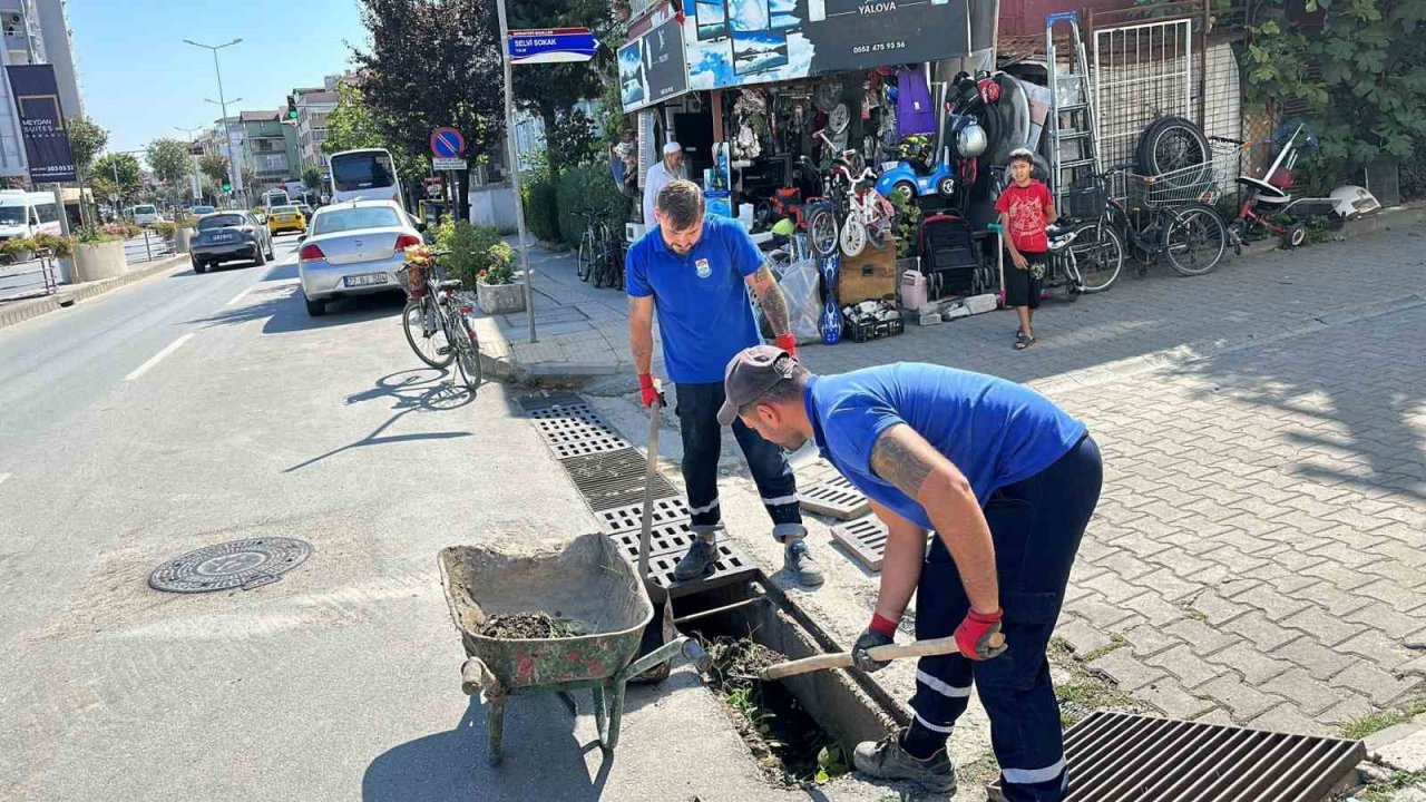 Yalova Belediyesi’nden mazgal ve rögarlar temizliği
