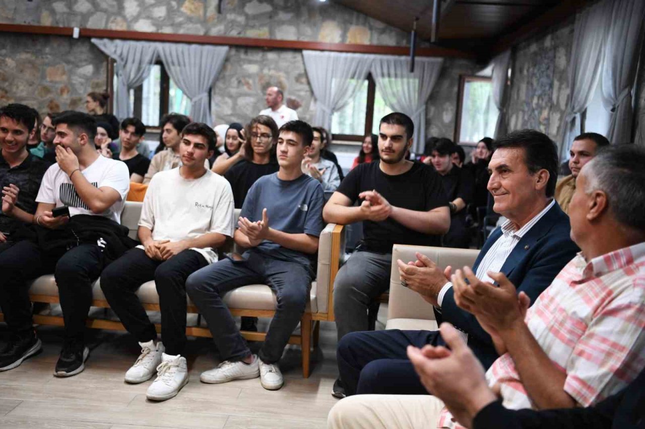 Osmangazi’nin başarılı öğrencileri zirvede motivasyon kampında