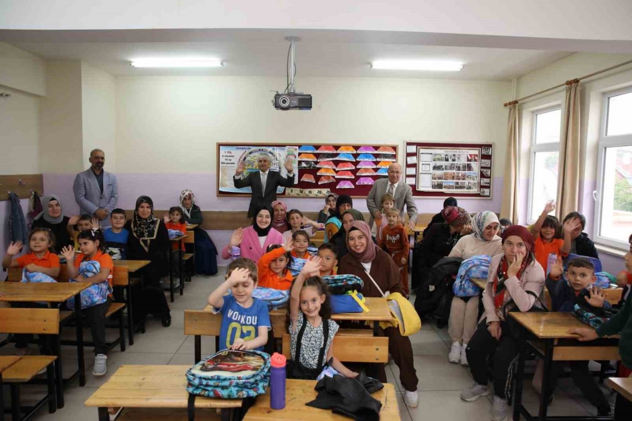 Okula yeni başlayan miniklerin çantaları Akyurt Belediyesi’nden