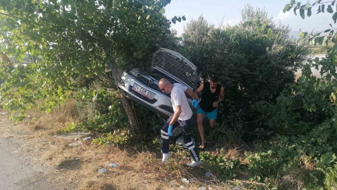 Yoldan çıkan otomobil takla atarak bahçeye girdi: 3 yaralı