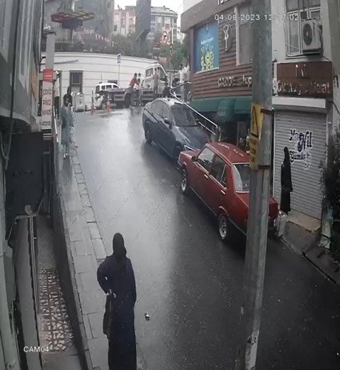 Dönerci sahibi içeri sızan yağları caddeye boşaltınca ilginç görüntüler ortaya çıktı