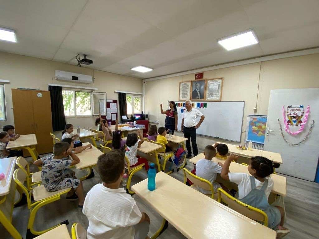 Jandarma miniklerin okul heyecanına ortak oldu