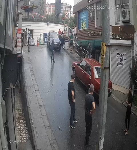 Dönerci sahibi içeri sızan yağları caddeye boşaltınca ilginç görüntüler ortaya çıktı