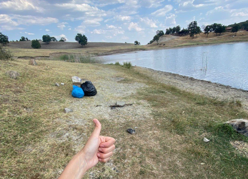 Bir saatte 3 çuval çöp topladılar