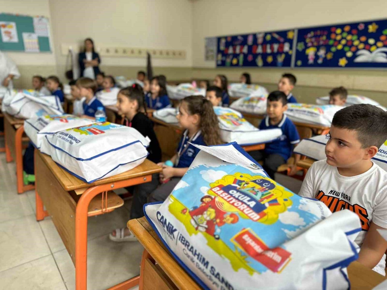 2 bin çocuğa kırtasiye seti ve okul çantası desteği