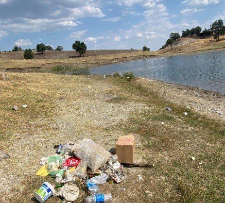 Bir saatte 3 çuval çöp topladılar