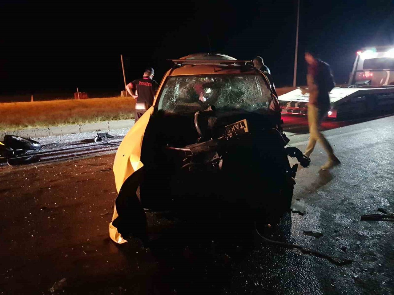 Ters şerde giren traktör taksi ile çarpıştı: 3 yaralı