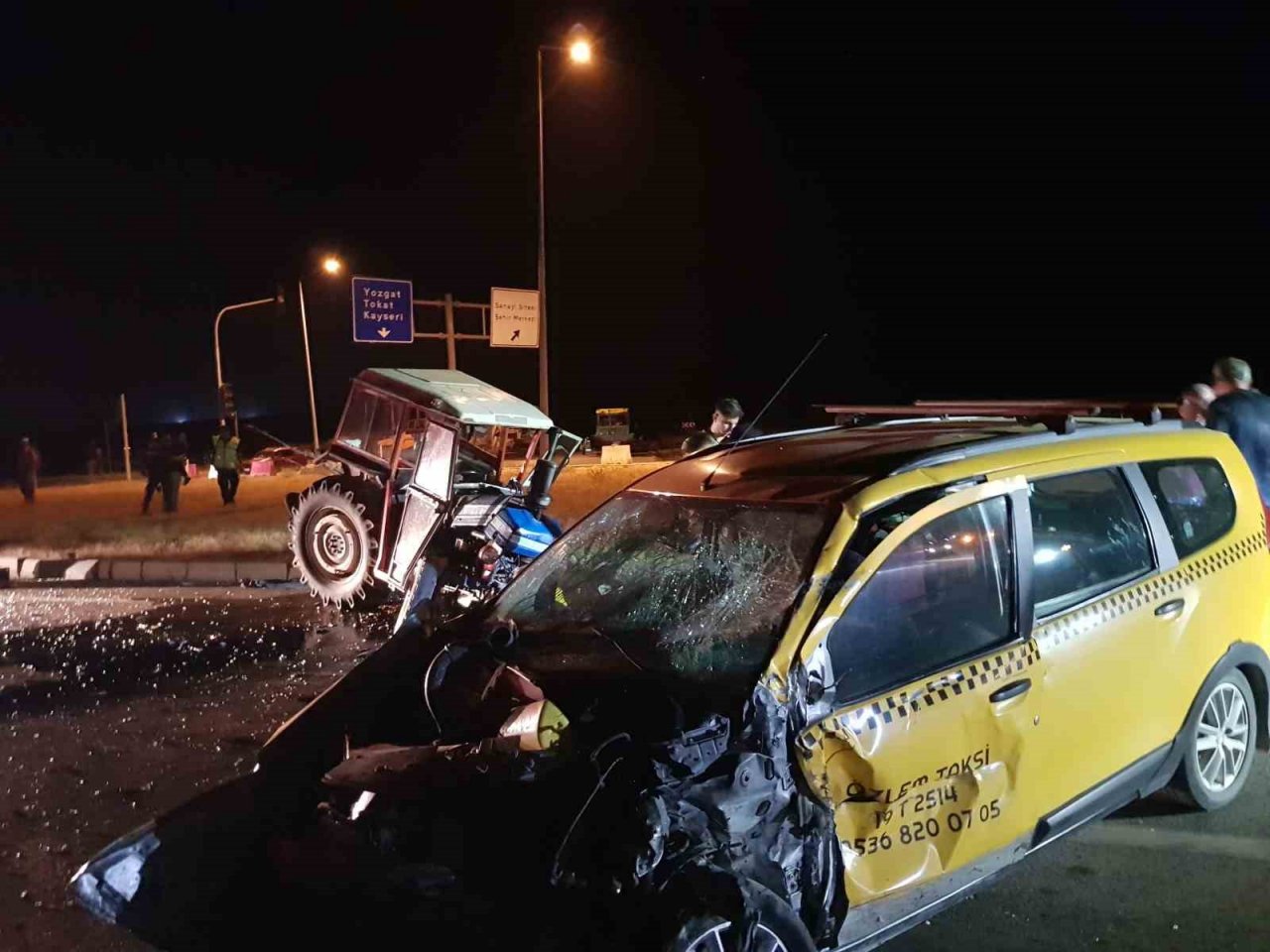 Ters şerde giren traktör taksi ile çarpıştı: 3 yaralı