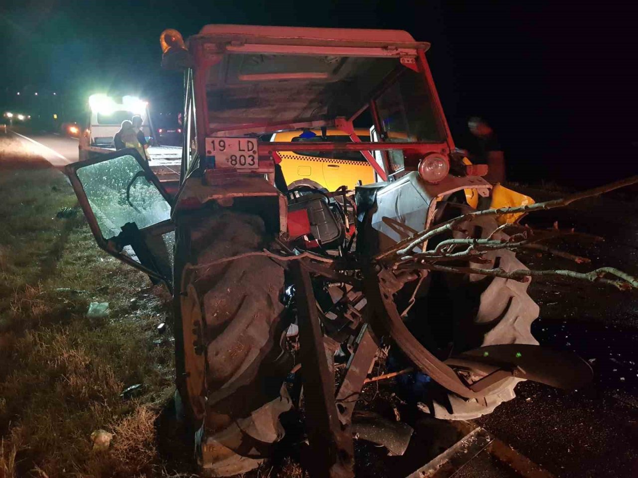 Ters şerde giren traktör taksi ile çarpıştı: 3 yaralı