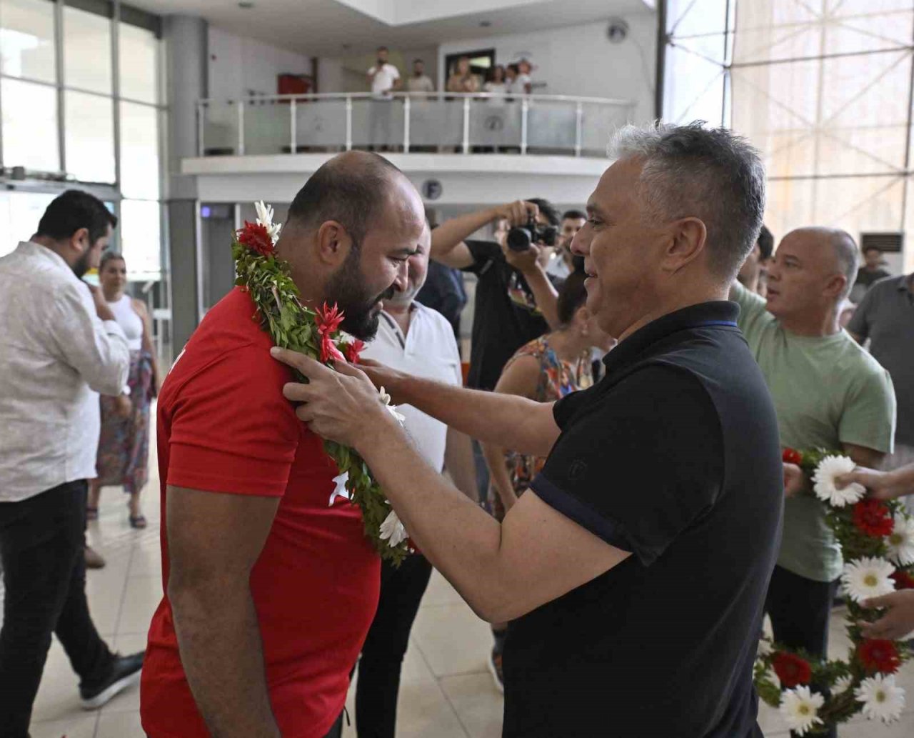 Türkiye Yağlı Güreş Ligi’nin ilk şampiyonu Orhan Okulu’ya coşkulu kutlama