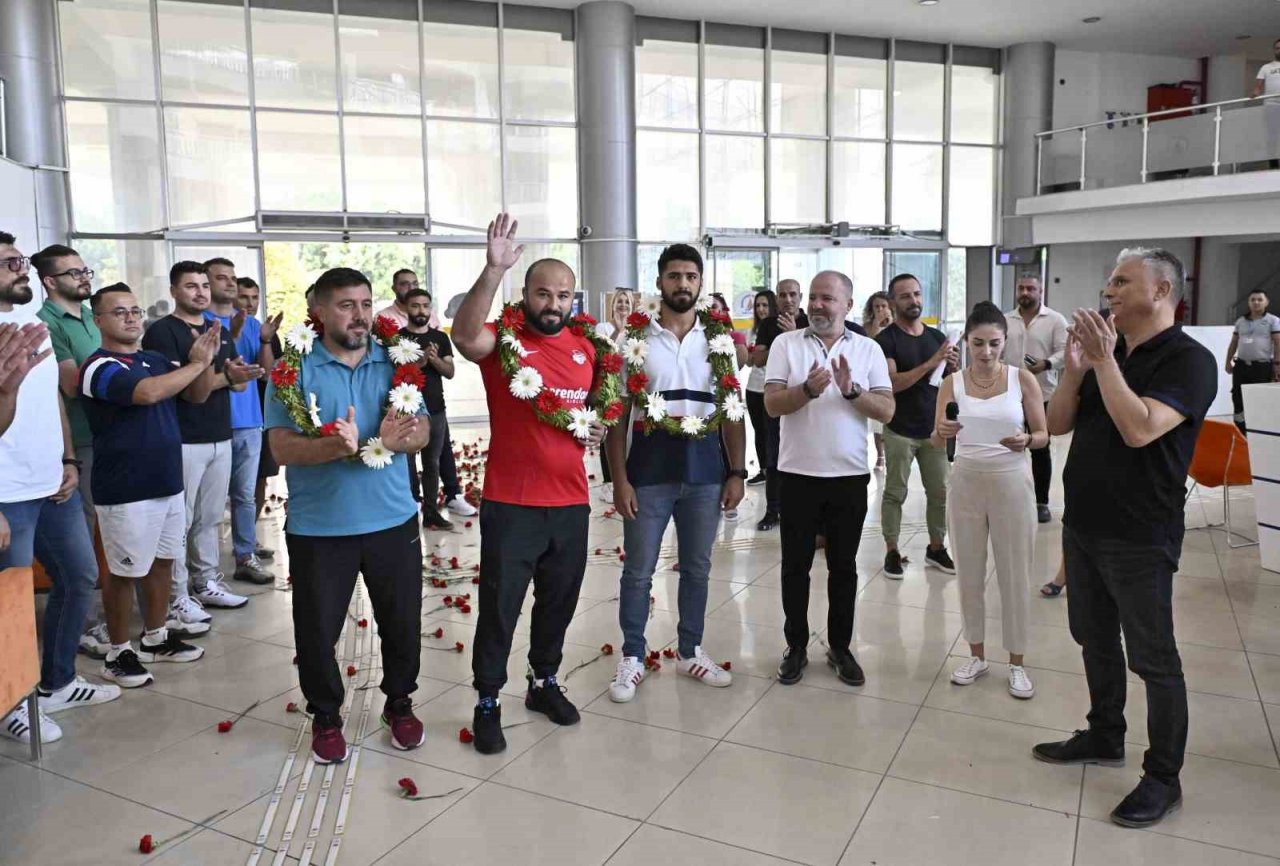 Türkiye Yağlı Güreş Ligi’nin ilk şampiyonu Orhan Okulu’ya coşkulu kutlama