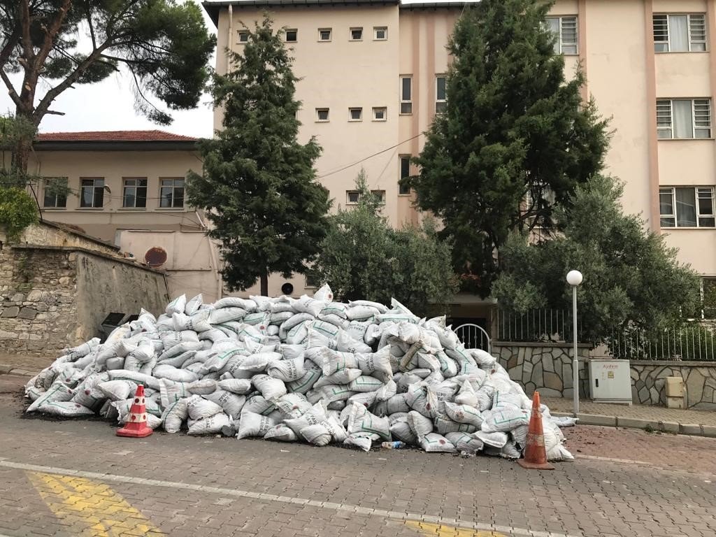 Okul için gönderilen kömürler, haftalardır depo önünde alınmayı bekliyor