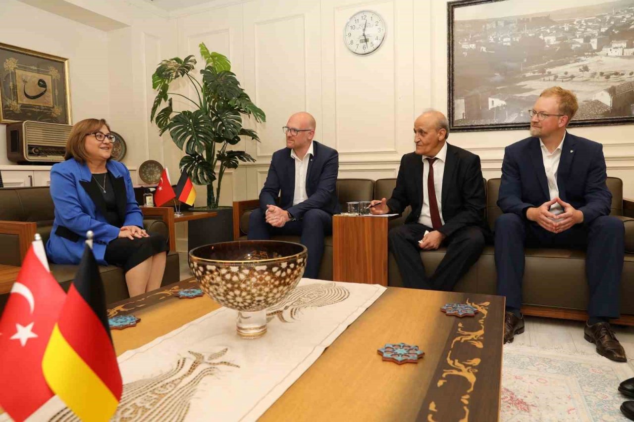 Kardeş şehir Duisburg Belediye Başkanı Togg ile Gaziantep’i turladı