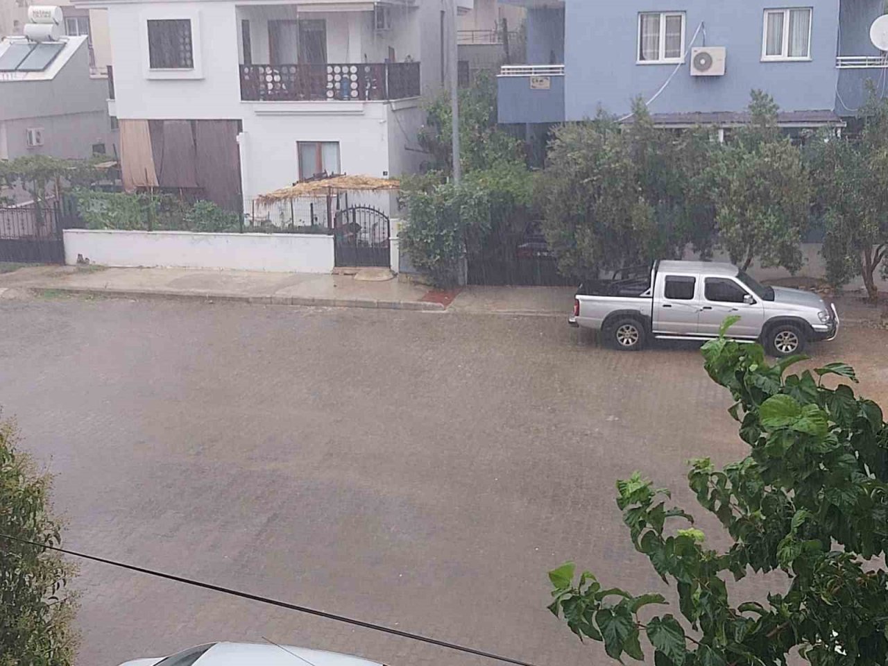 Didim’de sağanak yağış etkili oldu