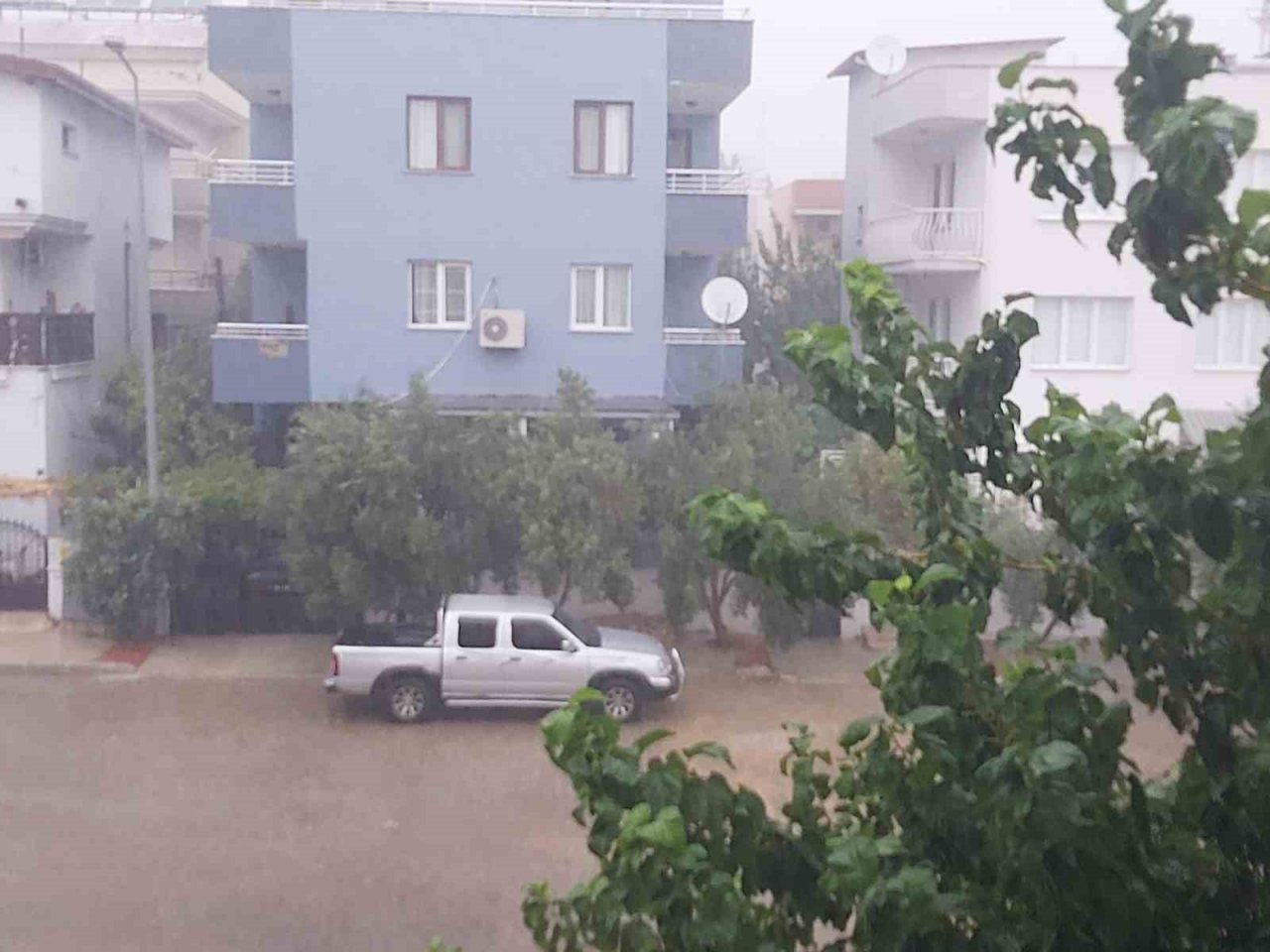 Didim’de sağanak yağış etkili oldu