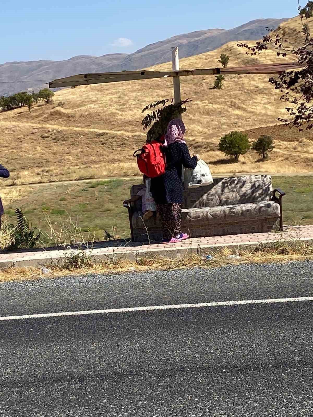 Anayolun kenarındaki kanepeli durağı görenler şaşırıyor
