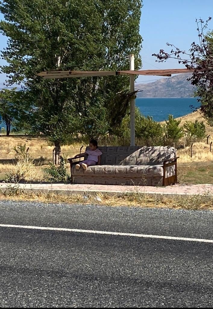 Anayolun kenarındaki kanepeli durağı görenler şaşırıyor