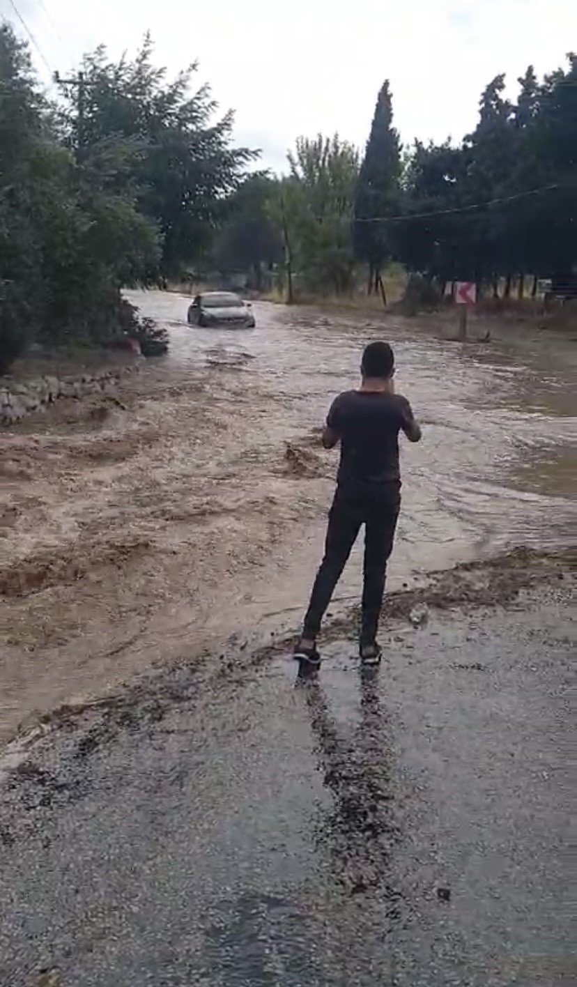 Sağanak yağış nedeniyle kapanan Geyikli-Ayvacık yolu trafiğe açıldı