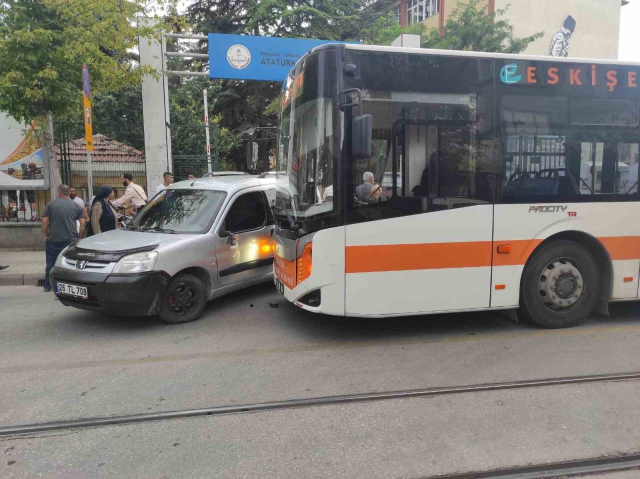 Belediye otobüsü ile hafif ticari araç çarpıştı