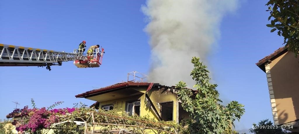 Hatay’da ev yangını söndürüldü