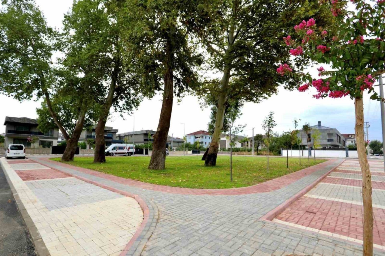 İnegöl Belediyesi çevre düzenlemeleriyle şehri güzelleştiriyor