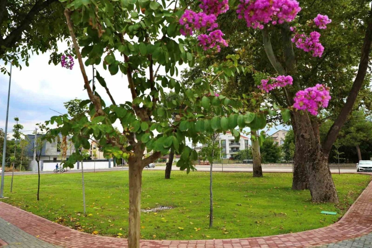 İnegöl Belediyesi çevre düzenlemeleriyle şehri güzelleştiriyor