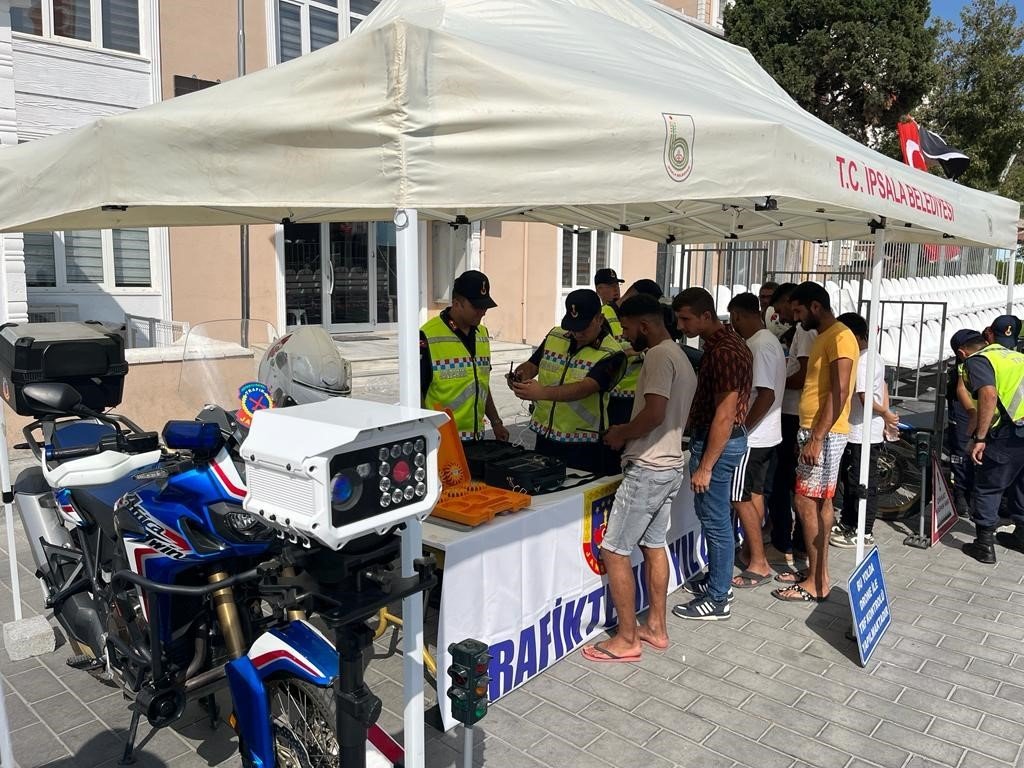 İpsala’da jandarma ekipleri açtıkları stantta sürücülere uyarılarda bulundu