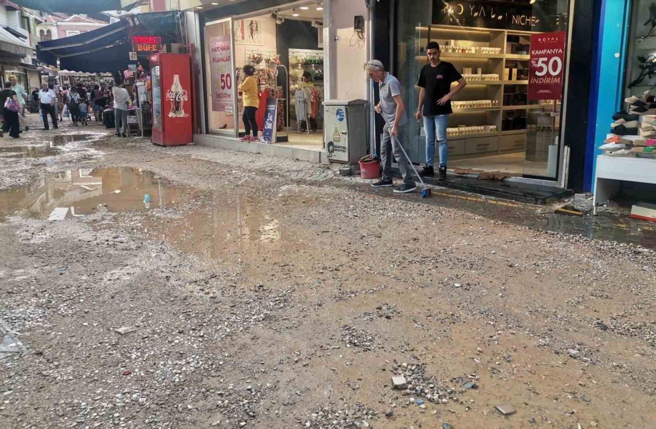İzmir’i sağanak vurdu: Cadde ve sokaklar göle döndü