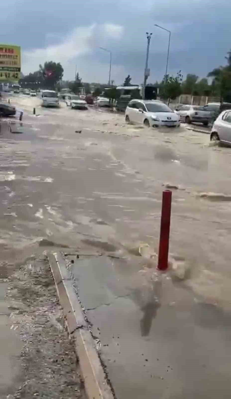 İzmir’i sağanak vurdu: Cadde ve sokaklar göle döndü
