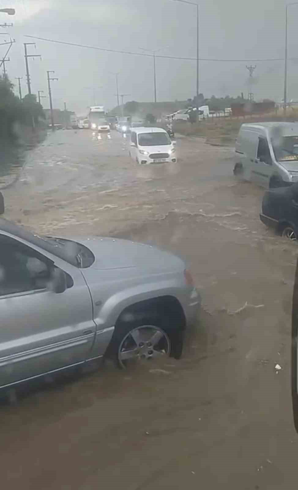 İzmir’i sağanak vurdu: Cadde ve sokaklar göle döndü
