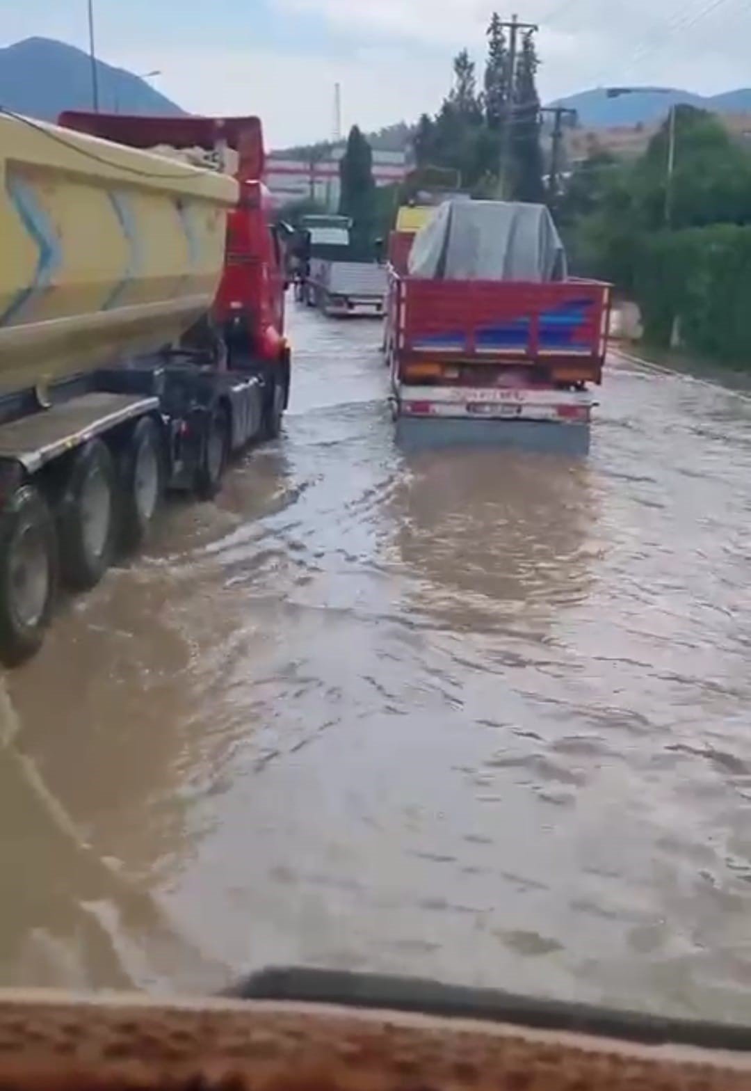 İzmir’i sağanak vurdu: Cadde ve sokaklar göle döndü