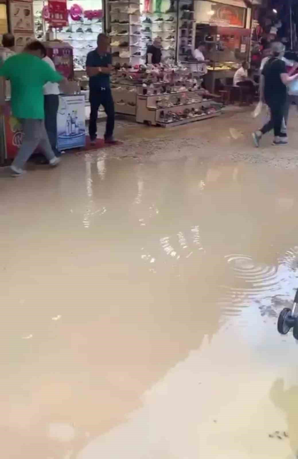 İzmir’i sağanak vurdu: Cadde ve sokaklar göle döndü