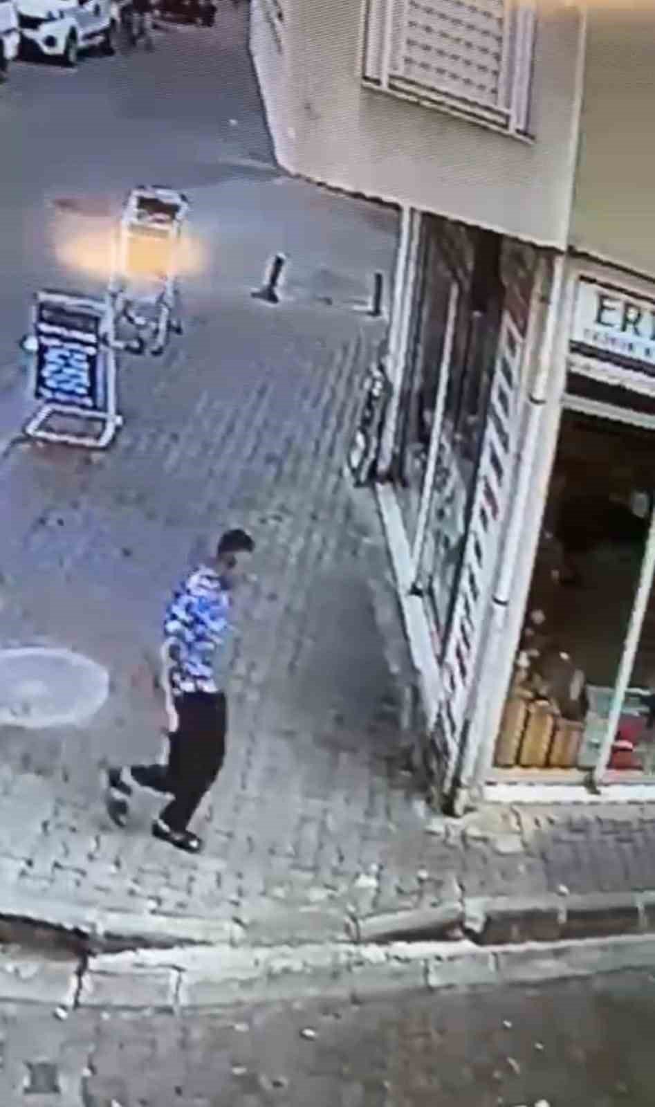 İzmir’de husumetlisini başından vuran şahsın kaçışı kamerada