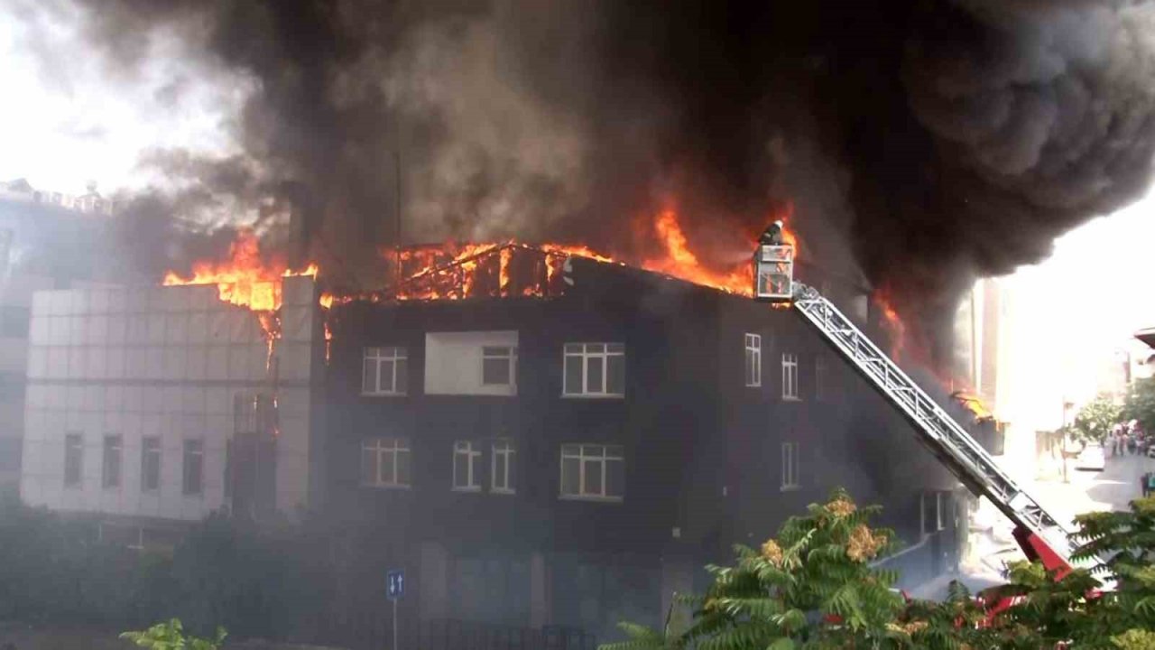 Ataşehir’de spor salonunda başlayan yangın 3 binaya sıçradı