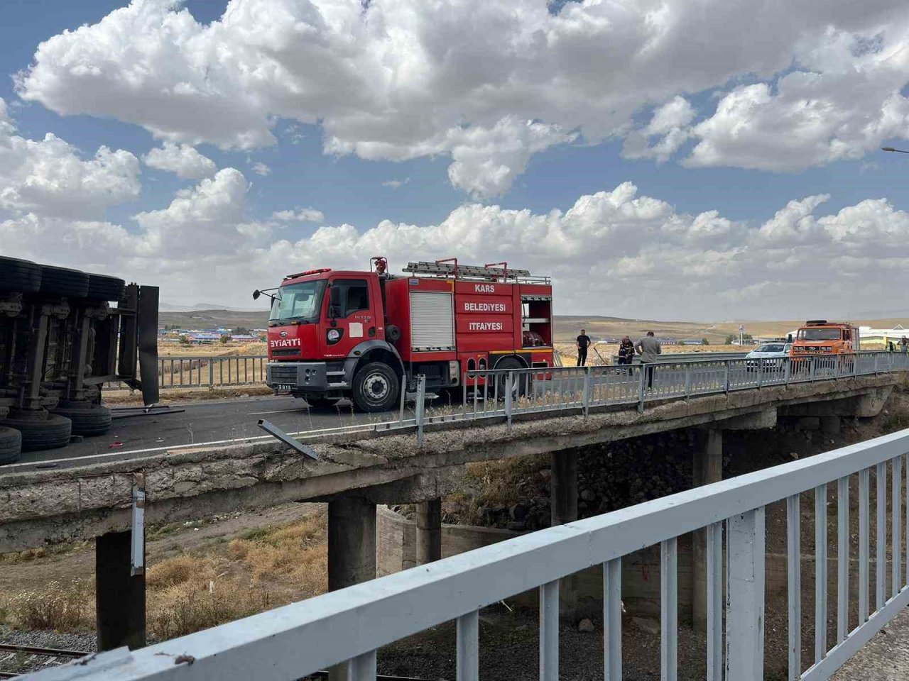 Kars’ta tomruk yüklü tır devrildi: 1 yaralı