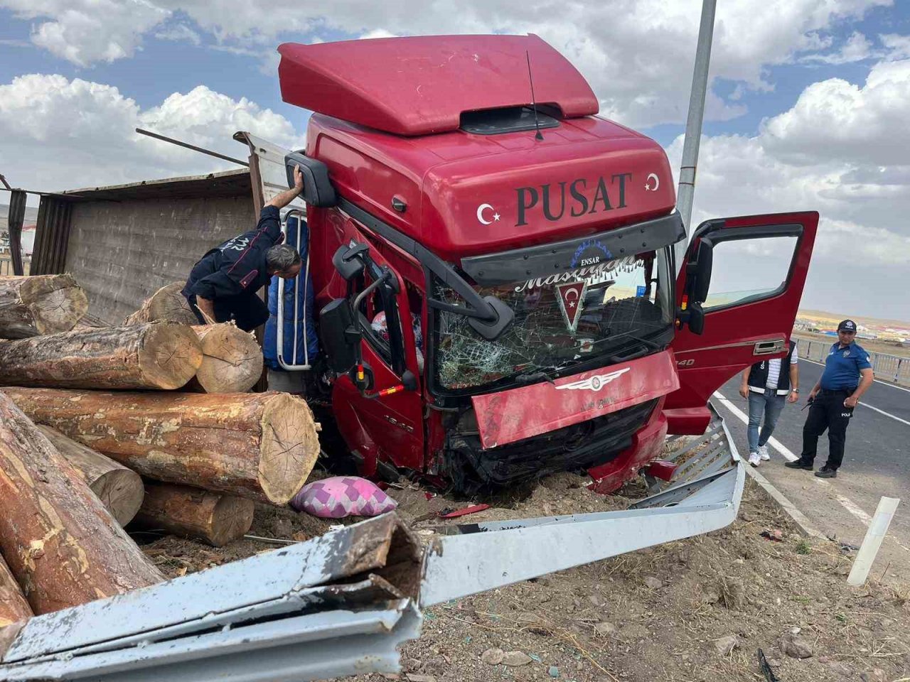 Kars’ta tomruk yüklü tır devrildi: 1 yaralı