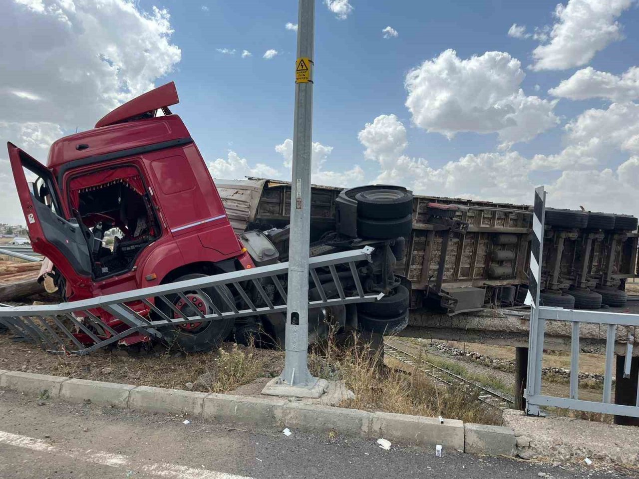 Kars’ta tomruk yüklü tır devrildi: 1 yaralı