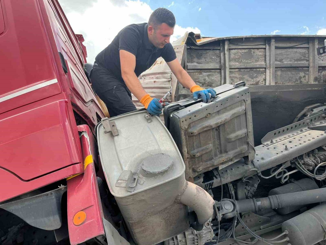 Kars’ta tomruk yüklü tır devrildi: 1 yaralı